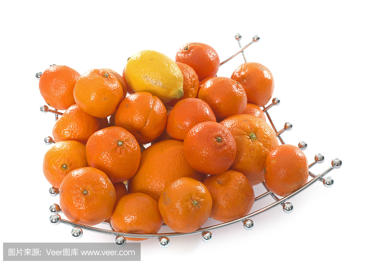 果盘里的柑橘类水果